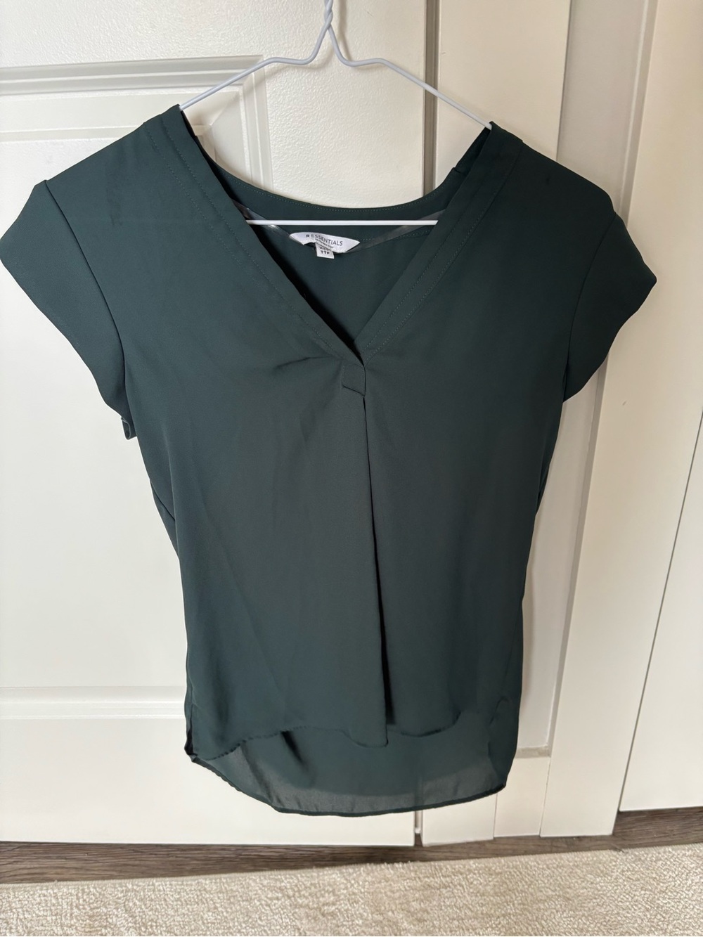 💛 Reitmans Deep Green V-Neck Cap Sleeve Blouse